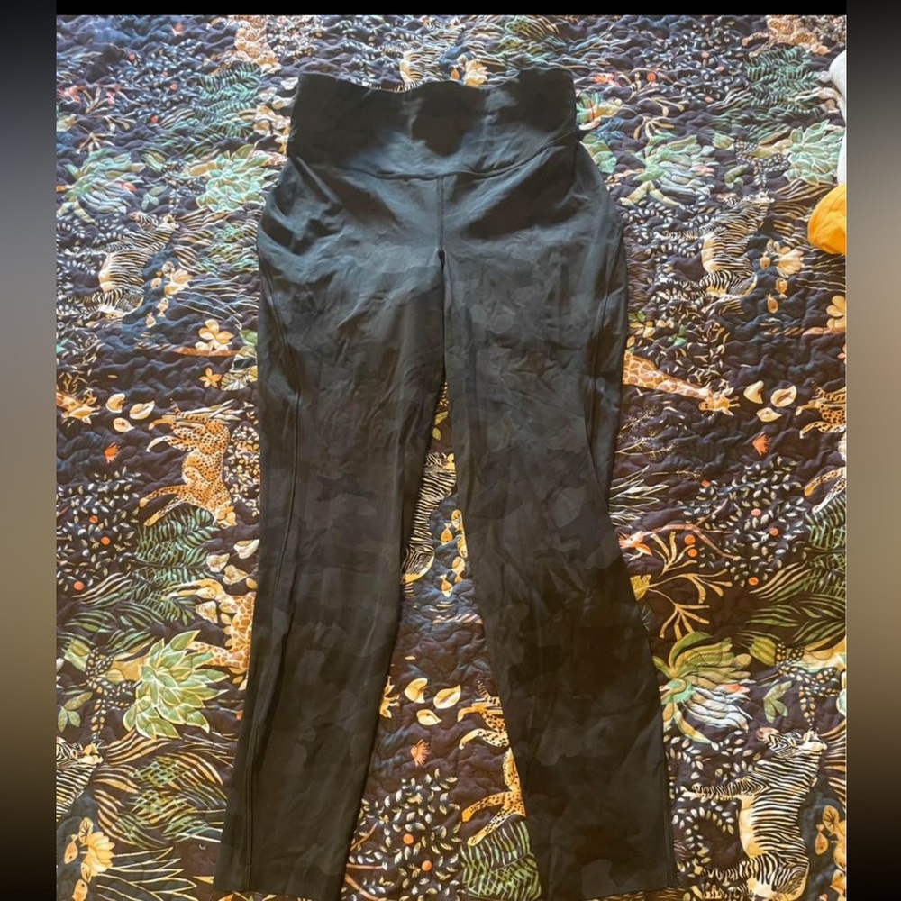 Lulu🍋 dark camo leggings EUC